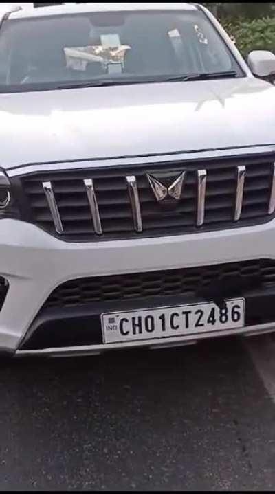 Kalesh In Chandigarh, Traffic police stopped a White Skarpio because owner crossed traffic light and was cleverly hiding his license plate