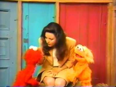 Julia Louis-Dreyfuss accidently swears in front of Elmo in a 1994 