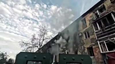  Ukrainians place charges to collapse building onto Russians