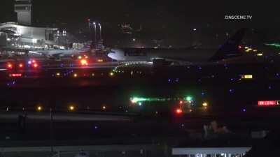 19/08/2020, 11:47 UTC: FedEx Boeing 767 makes an emergency landing at LAX with the left gear partially extended