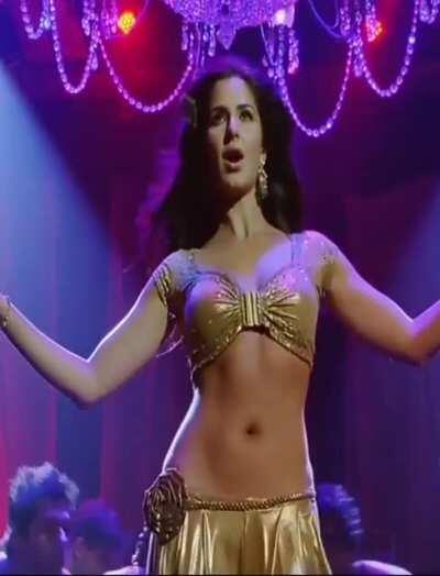 Katrina Kaif's sexy long navel.i want to cum in her navel hole