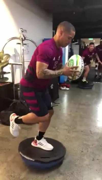 Aaron smith and tj perenara pass practice