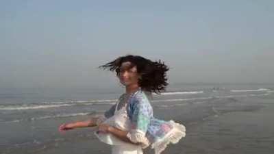 Beach babe Alia Bhatt