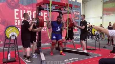 Russian powerlifter fractures both knees while trying to squat almost 900 pounds