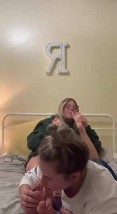 Roommates sucking toes 