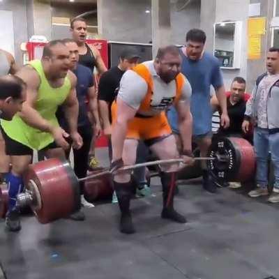 Peiman Maheripour lifts 492 kg/1085 lbs in preparation to take the World Record