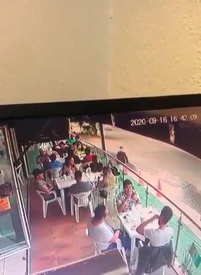 Sicario kills a guy at a restaurant in Leon, Guanajuato.