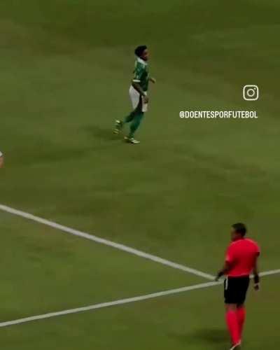 Endrick é trombado ao entrar em campo