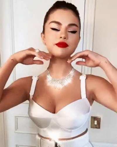 Sexy Selena