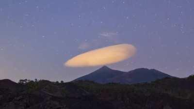 Lenticular cloud timelapse