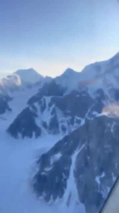 What a beauuuuuuutiful state we live in. Flying over Denali National Park at 11000 ft