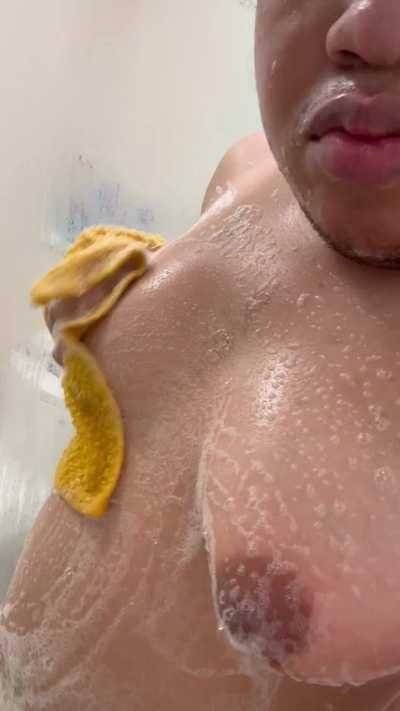 I wish I had a cute daddy in my shower with me :3