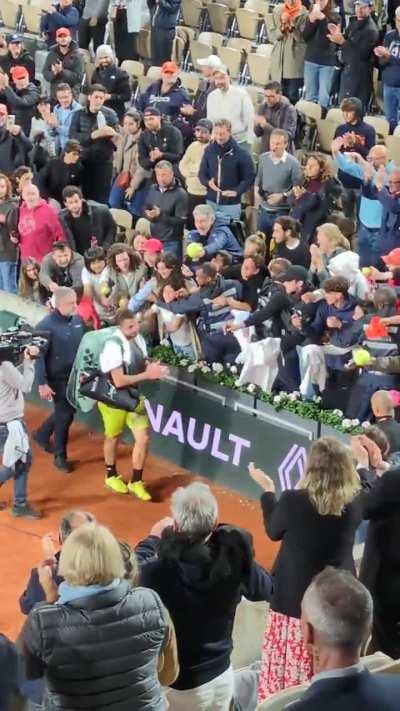 Stan giving his racket to a girl who cheered for him the whole match