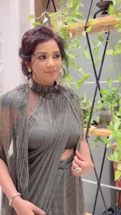 Shreya Ghoshal flaunting her thickness