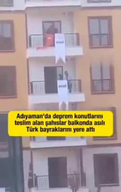 Adıyaman'da deprem konutlarına yerleşen bazı kişilerce balkonlarda asılı Türk bayrakları yere atıldı 