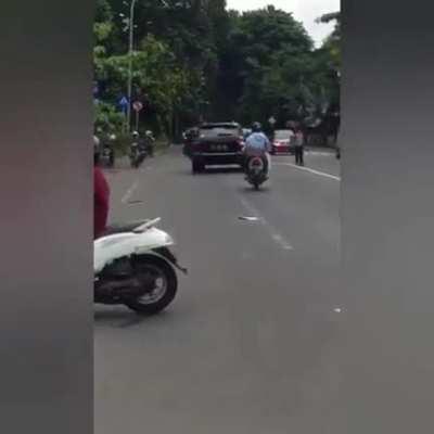 X-post from r/HumanBeingsBros. Gojek passenger gives his seat to help driver chase a hit-and-run car