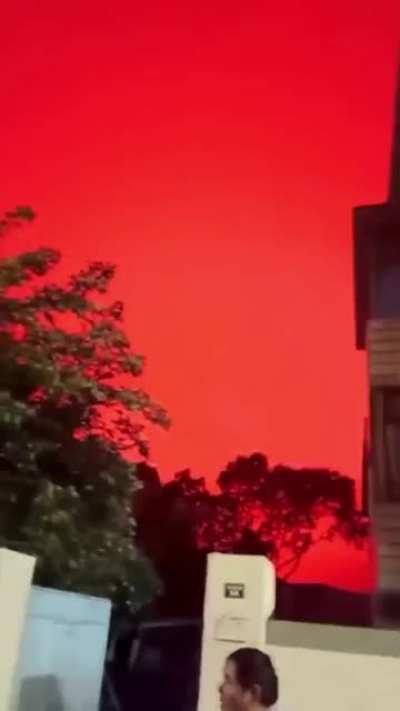 The sky over Zhoushan in China turned a bright crimson red. People reported that they observed a strange light in the sky when the sky turned red on May 7, 2022.