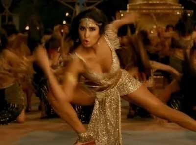 Katrina Kaif b**bs bounce