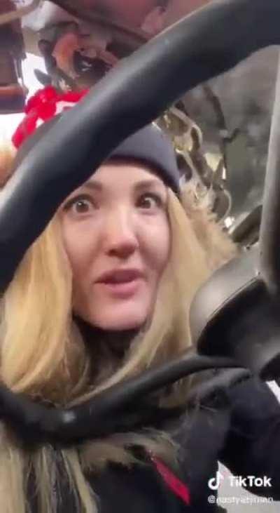 Ukranian woman teaches her people how to operate an abandoned Russian tank on TikTok