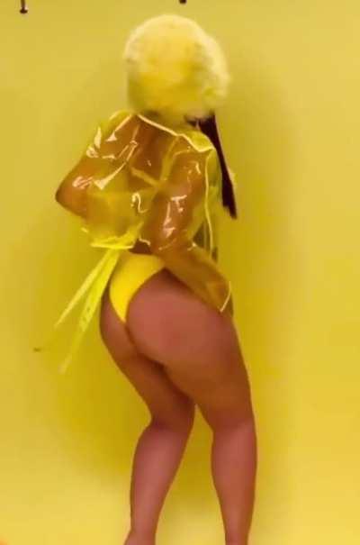 Doja Cat - Booty in yellow