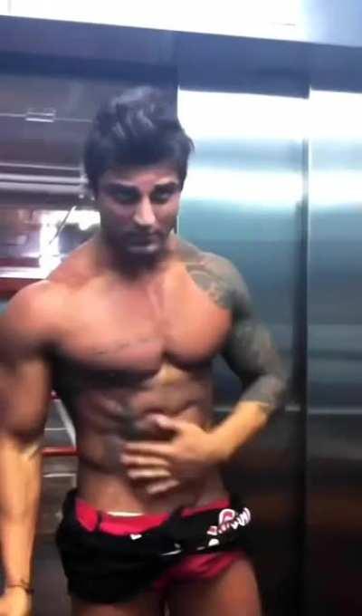 Zyzz flexing in elevator