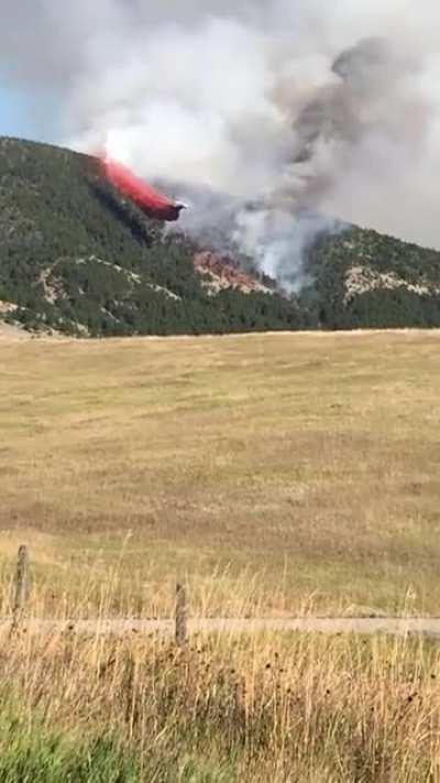 My neighbor took this video. This dc10 saved all of our houses. Shortly after this video, the wind switched direction, and the fire beelined straight for our houses but was stopped by his retardant line. Thank the pilot for legitimately saving our house!