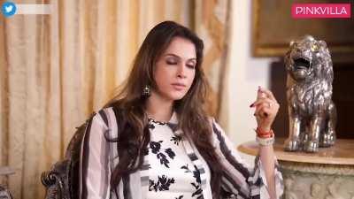 Is Isha Koppikar hinting at Akshay Kumar for asking favours for her to bag a role? 