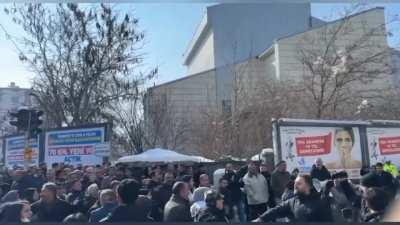 Van'da bebek katili Abdullah Öcalan için büyük özgürlük yürüyüşü başladı. Polis kalabalığın dağılması için uyarılarda bulunuyor.