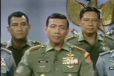 [LOSTMEDIA?]konferensi pers Jenderal Wiranto, Panglima Angkatan Bersenjata Republik Indonesia (ABRI) terakhir (1998-1999), memutuskan tidak masuk dalam rivalitas Calon Presiden atau Calon Wakil Presiden, Senin, 18 Oktober 1999.