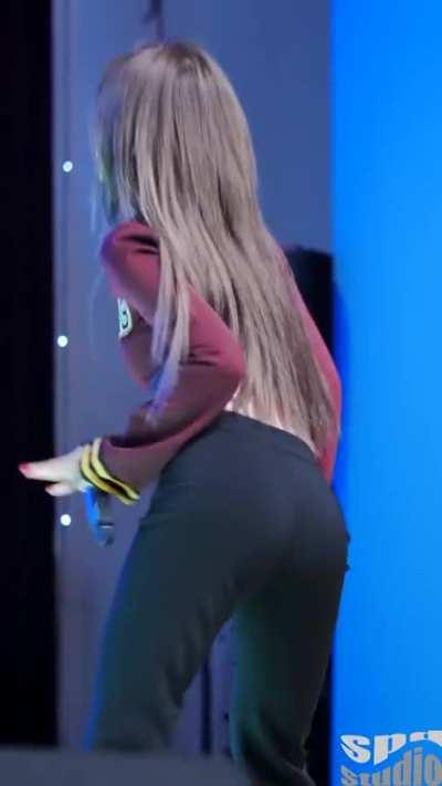 Red Velvet - Irene Showing Off Her Juicy Ass