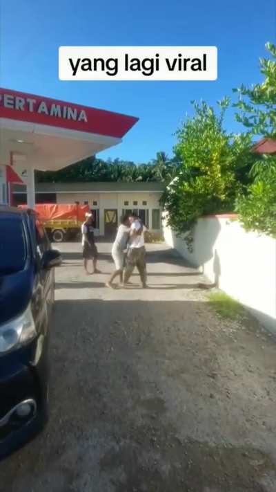 Gas station rage between a gov. employee car and motorbike rider. The car driver tried taking in front queue of motorbike line queue 