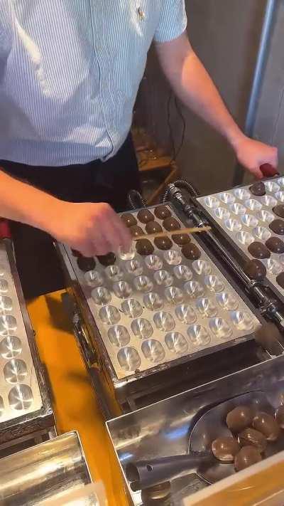 How a Korean shop prepares freshly baked mini castellas