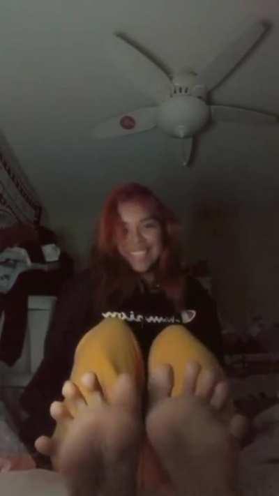 Latina friend can move her toes like crazy 1/8