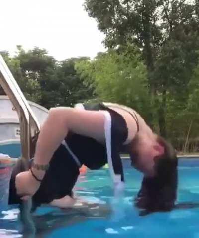 HMC while I flip my hair back just look like a mermaid