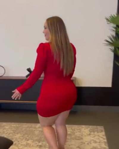 The dress cannot contain that PAWG ASS 🍑