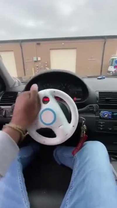 Gaming steeringwheel on real car