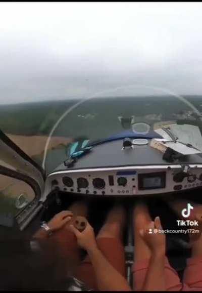 Pilot manages to land plane after the engine fails