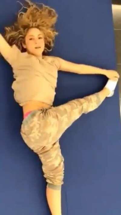 OMG Shakira stretching out she's so fucking hot🔥🥵