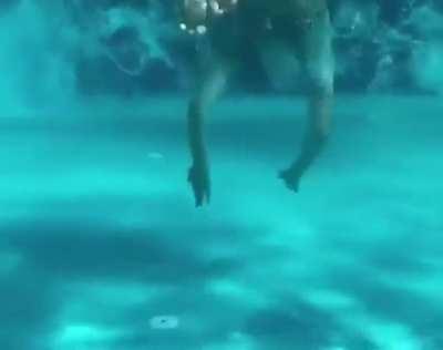 Underwater booty 😍😍😍