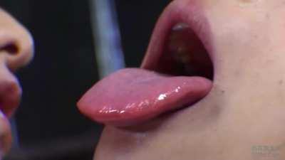 [VICD-360] Akari Asagiri enjoys Hana Kanos tongue