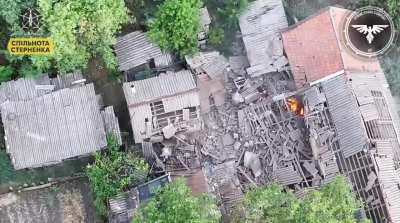 An FPV drone targets a building containing Russian soldiers, 13 soldiers leave the building and enter a nearby basement, a follow up drone hits the basement causing the soldiers to flee in different directions, a third drone finds and targets 2 soldiers u