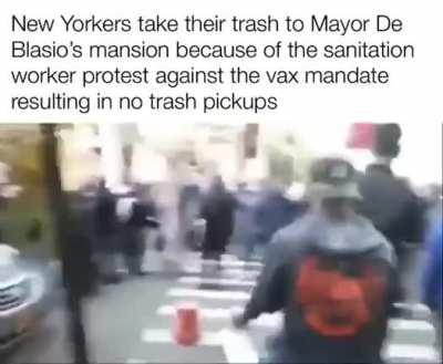 New Yorkers dumping their trash on the lawn at DeBlasio's mansion to protest vaxx mandates. #NewYork #NoVaccineMandate #NoVaccinePassports