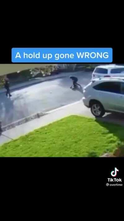 Man defends himself in a robbery