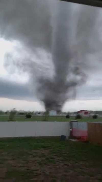 Man continues to film Andover Tornado right up untill it swallows his yard.