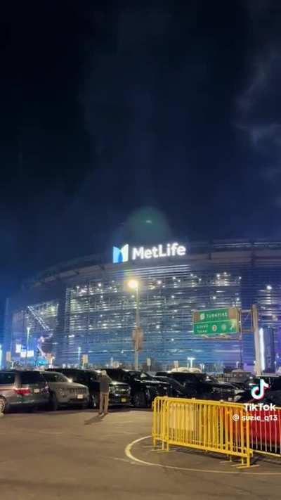 The MetLife show from outside when FEIN started