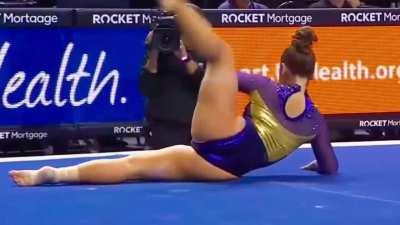 Christina Desiderio coming 🆙 ‼️💜💛🤸🏼‍♀️🐯