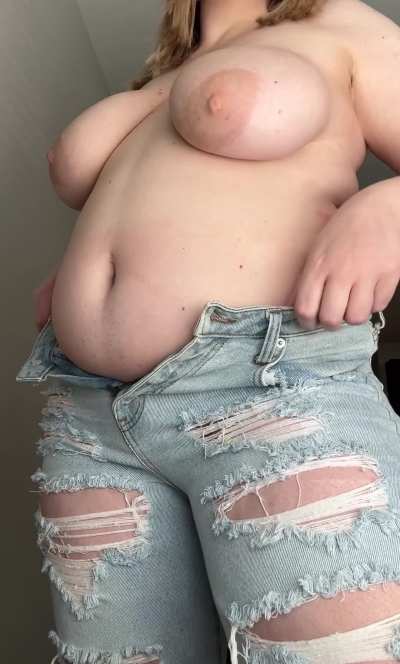 My huge plump belly looks perfect squeezing into these jeans 👖 