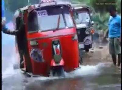 Just a few seconds of tuk-tuk racing