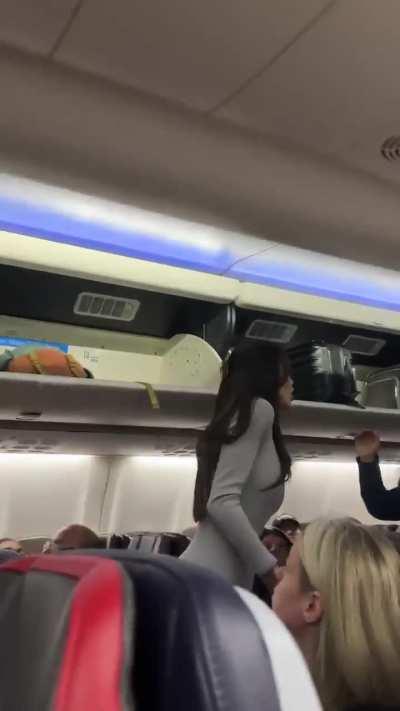 Women becomes very rude with other passengers on an airplane.