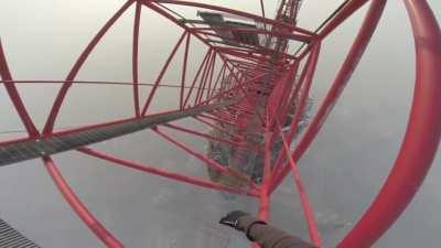 2 Guys climb Shanghai tower ( 650 meters )